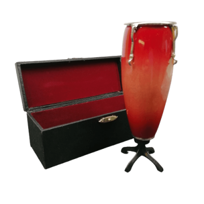Tambor conga vermelho e laranja com caixa preta aberta forrada a veludo vermelho
