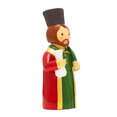 Figura decorativa de madeira com túnica vermelha e verde e chapéu preto