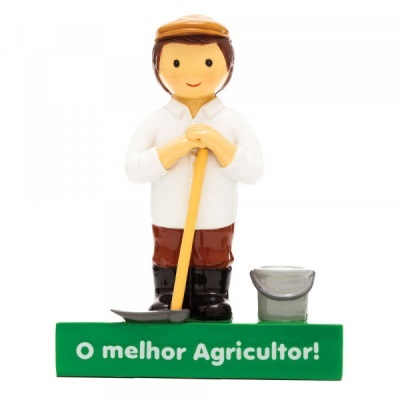 Figurine de agricultor a segurar uma enxada com base verde e texto