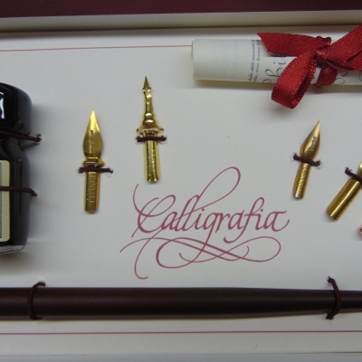 Conjunto de caligrafia com tinteiro, pontas metálicas douradas e pena marrom