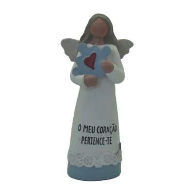 Figura decorativa de anjo com vestido azul e branco e almofada azul com coração vermelho