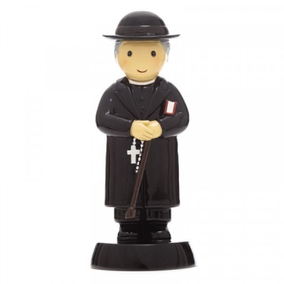 Figura decorativa de sacerdote de plástico com batina preta e chapéu