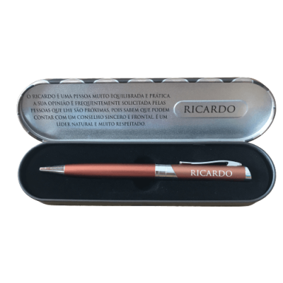 Caneta cobre com estojo metálico cinza e texto impresso