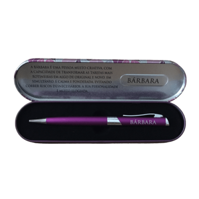 Estojo metálico com caneta roxa e texto em português