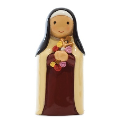 Estátua de cerâmica de figura feminina com hábito religioso, flores e animal