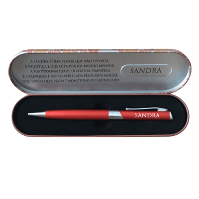 Estojo metálico com caneta vermelha personalizada com o nome Sandra
