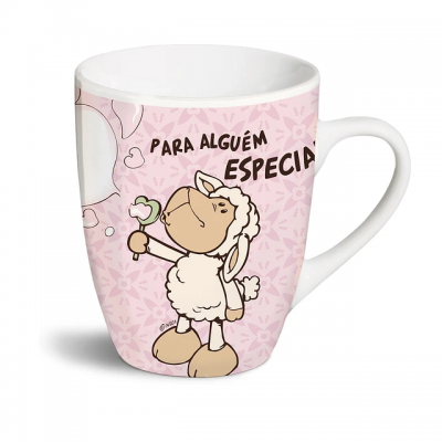 Caneca branca com exterior rosa, padrão floral, ovelha ilustrada e texto 