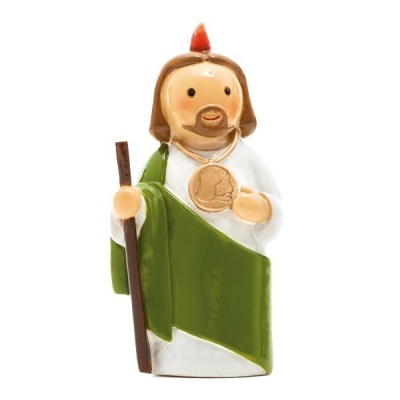 Figura decorativa em cerâmica de personagem com toga e manto, segurando cajado e hóstia.