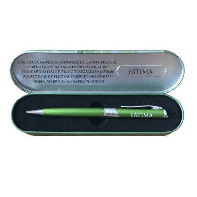 Estojo metálico com caneta verde e texto descritivo sobre Fátima na tampa