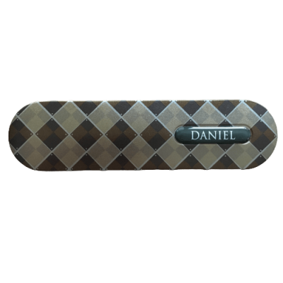 Estojo para óculos xadrez castanho com placa metálica 'DANIEL'