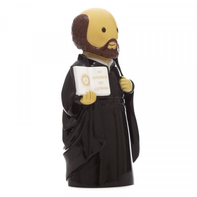 Figura decorativa de homem com batina preta segurando livro branco