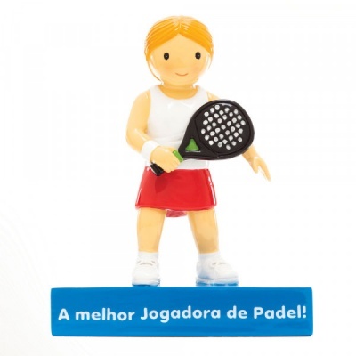 Figurinha de jogadora de padel em plástico com base azul e texto