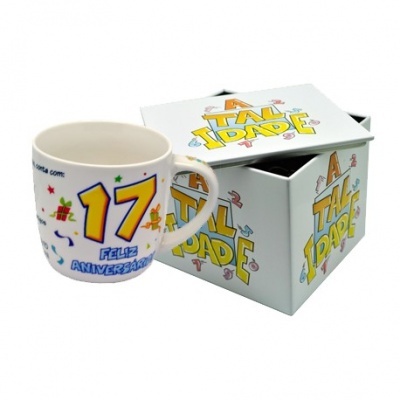Caneca branca de cerâmica decorada com número 17 e texto de aniversário com caixa associada