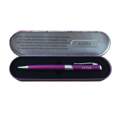 Estojo com caneta roxa LUÍSA e texto descritivo no interior da tampa