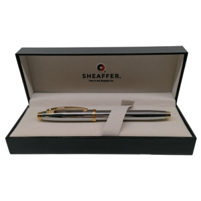 Caneta Sheaffer prateada com detalhes dourados numa caixa preta com interior bege