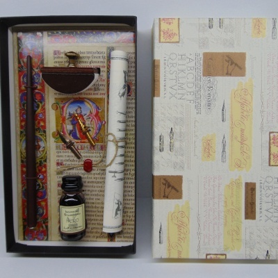 Conjunto de escrita tradicional com tinteiro, pena e rolo de papel numa caixa decorada