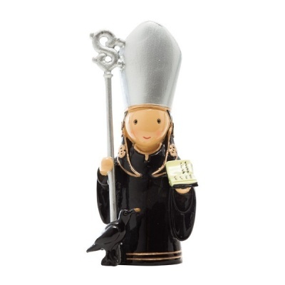 Figura decorativa de bispo com mitra branca, traje preto, cajado e corvo