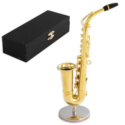 Miniatura de saxofone dourado com caixa preta