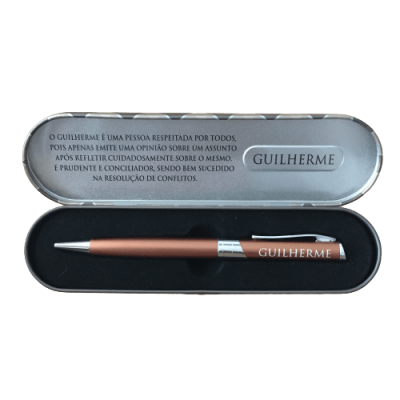 Caneta metálica castanho com nome Guilherme em caixa prateada com texto gravado