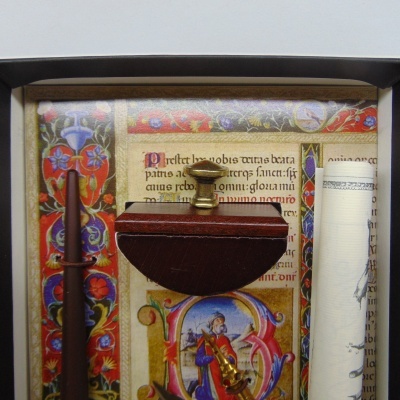 Conjunto de caligrafia com pena, tinteiro e pergaminho sobre fundo decorado com texto e ilustração medieval.