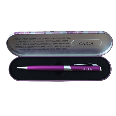Estojo metálico lilás com caneta roxa personalizada com o nome CARLA