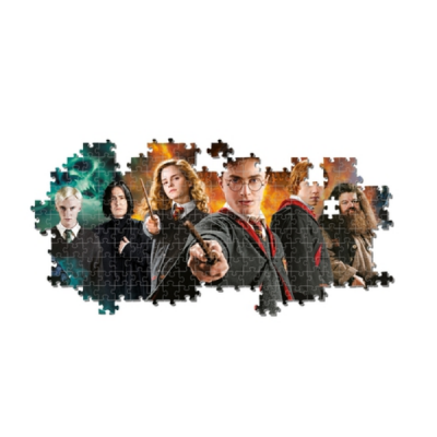 Puzzle de personagens com varinhas e capas vermelhas, incompleto.