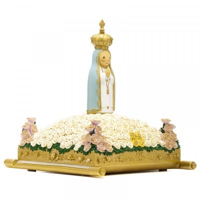 Estátua religiosa de Nossa Senhora com manto azul e base dourada decorada com flores.