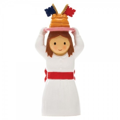 Figura decorativa de mulher com colmeia e bandeiras