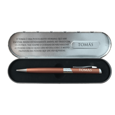 Estojo metálico com caneta laranja e prateada com nome TOMÁS