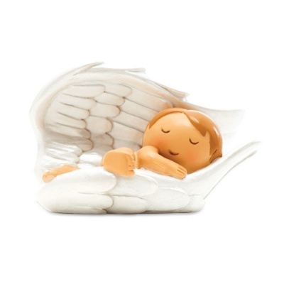 Figura de anjo adormecido com asas brancas e cabelo castanho