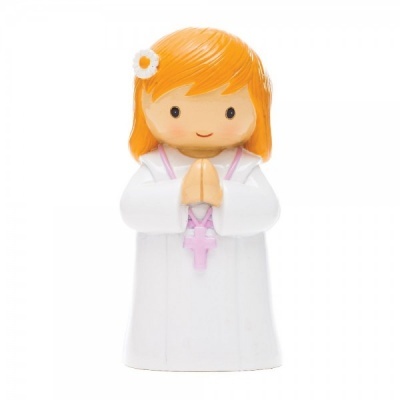 Figura decorativa de uma criança com vestido branco e colar de cruz rosa