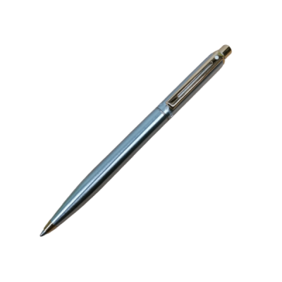 Caneta metálica prateada com detalhes dourados sobre fundo branco