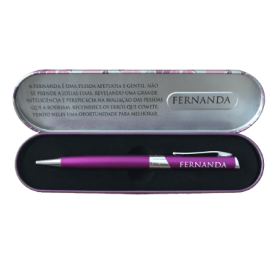 Estojo com caneta roxa e texto no interior da tampa