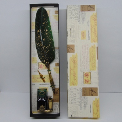 Conjunto de caneta pena verde com tinteiro e suporte em caixa decorada.