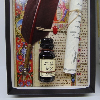 Conjunto de caligrafia com pena, tinta negra e pergaminho em caixa decorativa