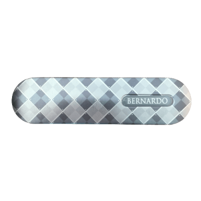 Estojo metálico para óculos com padrão xadrez cinza e branco e nome BERNARDO