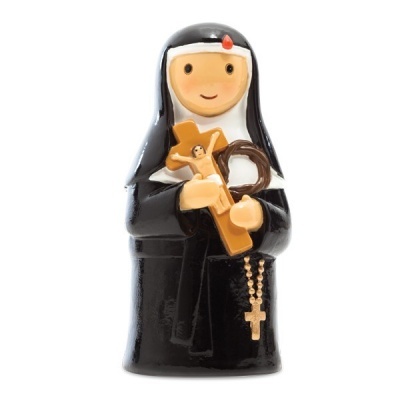 Figurinha de freira em plástico com hábito preto e véu branco segurando crucifixo e terço
