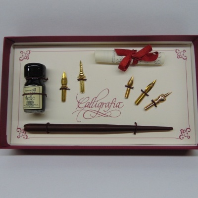 Conjunto de caligrafia com tinteiro, suportes, pontas metálicas douradas e pergaminho numa caixa