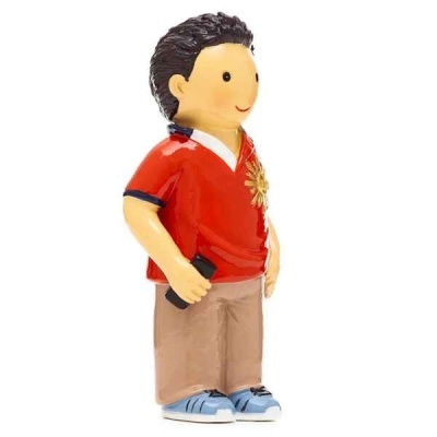 Figura decorativa de homem vestido casual em tons vermelhos, castanhos e azuis