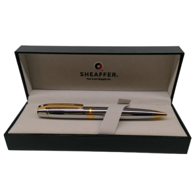 Caneta esferográfica prateada com detalhes dourados em estojo preto de apresentação