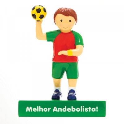 Figurinha de jogador de andebol segurando bola com base verde e texto