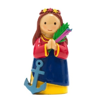 Figura decorativa de menina com vestido colorido, âncora azul e flores