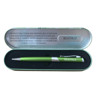 Conjunto de caneta verde com estojo metálico verde contendo texto em português e nome Beatriz