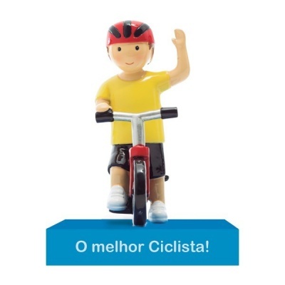 Figura de brinquedo criança ciclista com capacete vermelho e preto, camiseta amarela e calções pretos em bicicleta vermelha