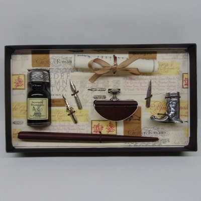 Conjunto de caligrafia com tinteiro, caneta, penas, suporte e rolo de papel em caixa decorativa
