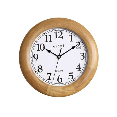 Relógio de parede redondo com moldura em madeira clara e mostrador branco