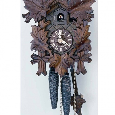Relógio de cuco de madeira escura com folhas esculpidas e pesos