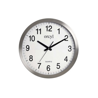 Relógio de parede redondo com números grandes e moldura prateada