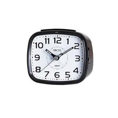 Relógio despertador quadrado preto com mostrador branco e números pretos