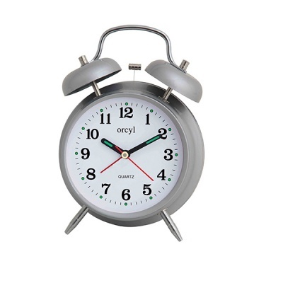 Relógio despertador cinza com mostrador branco e números pretos.
